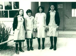 Alumnas con uniforme histórico de la Escuela de Niñas