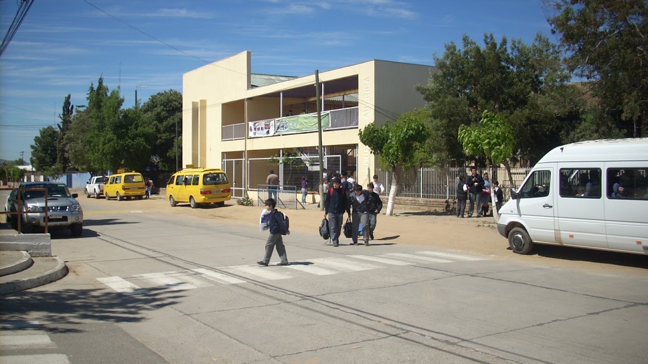 Fachada de la Escuela América en calle Laureano Cornejo en la década de 2000